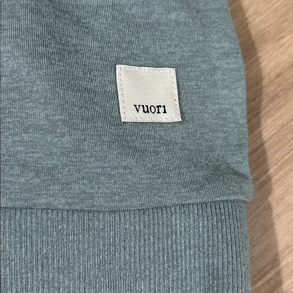 NWOT - VUORI Halo Crew Long Sleeve in Pistachio Heather - Picture 4 of 6